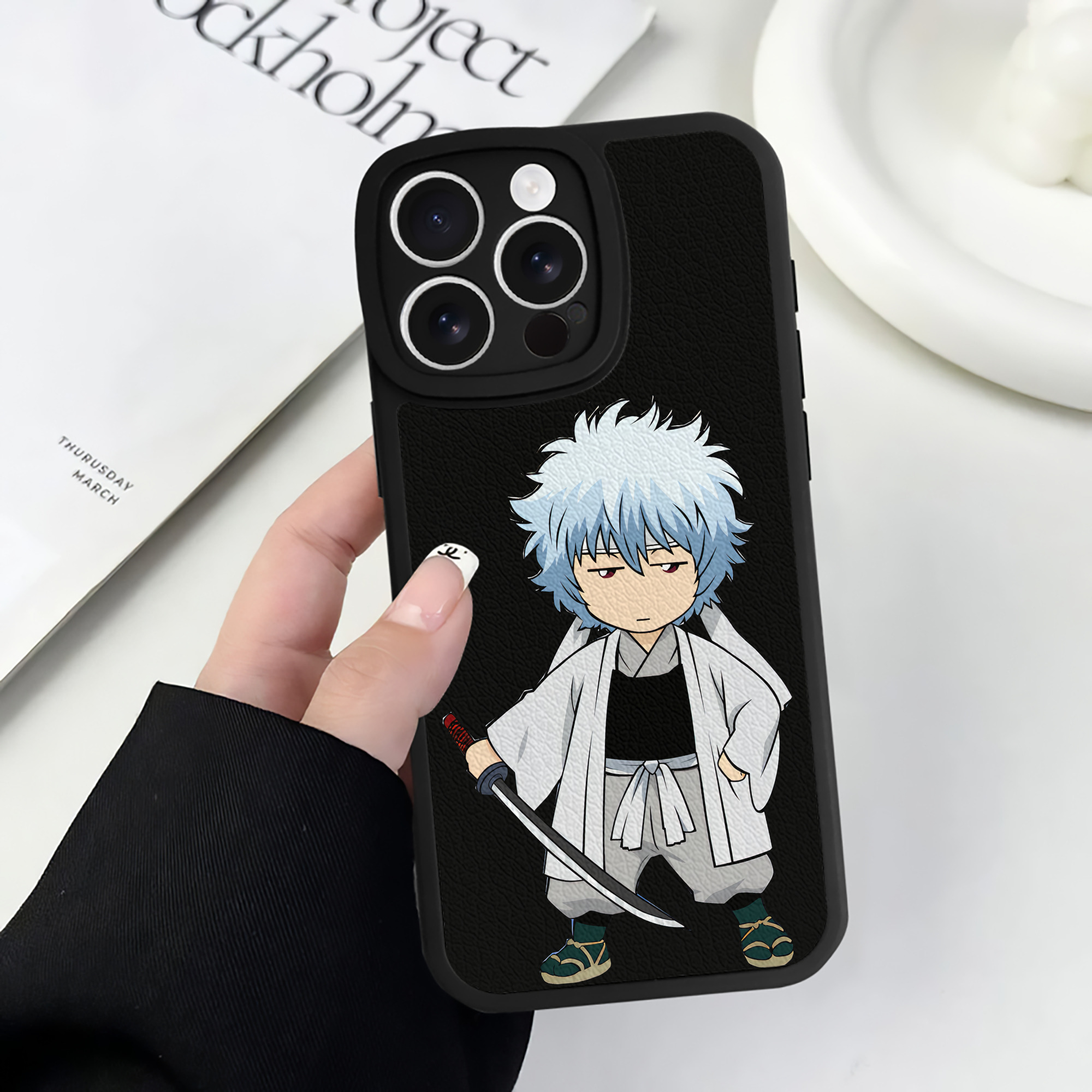 （画像用） ぎんたま 坂田銀時（さかたぎんとき） 神楽 志村新八（しむら しんぱち） GINTAMA Sakata Gintoki Kagura Shimura Shinpachi 【iPhone 16シリーズ対応】シリコンスマホケース（レザー調） 材質：シリコン